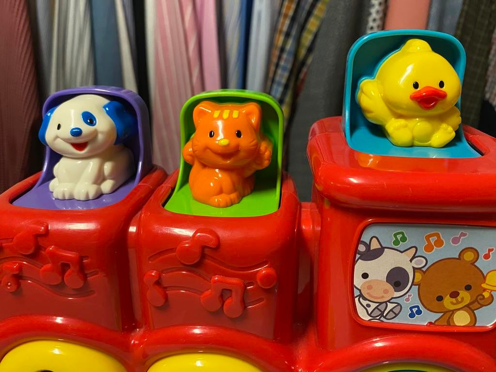 Treintje met pop-up giguurtjes, Ophalen of Verzenden, Zo goed als nieuw
