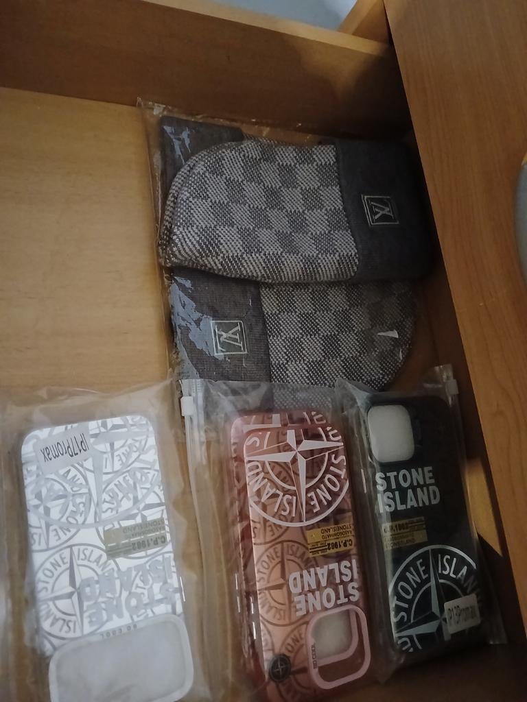 Chapeaux LV  et étuis Stone Island, Télécoms, Téléphonie mobile | Housses, Coques & Façades | Apple iPhone, Neuf, Housse ou Sac