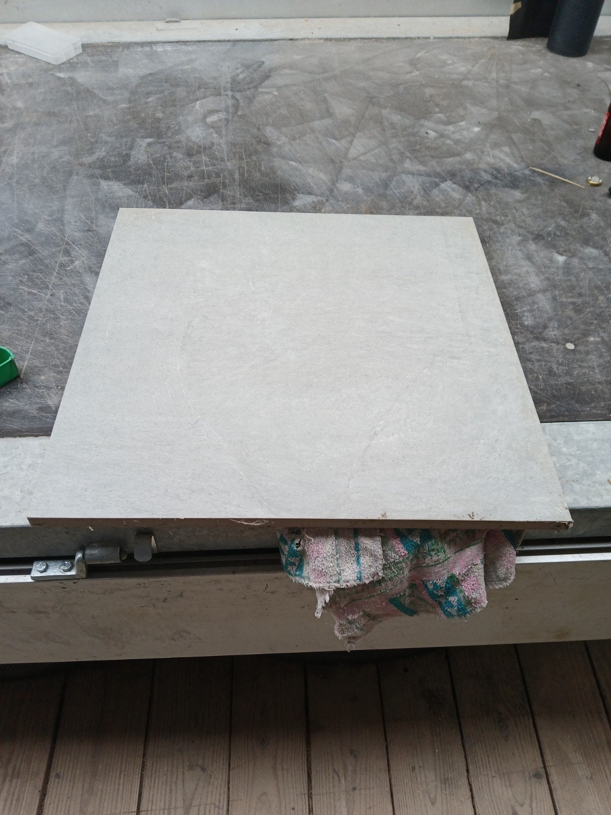 Buiten en binnen tegel 60x60x2cm 9stuks vo 50€, Ophalen