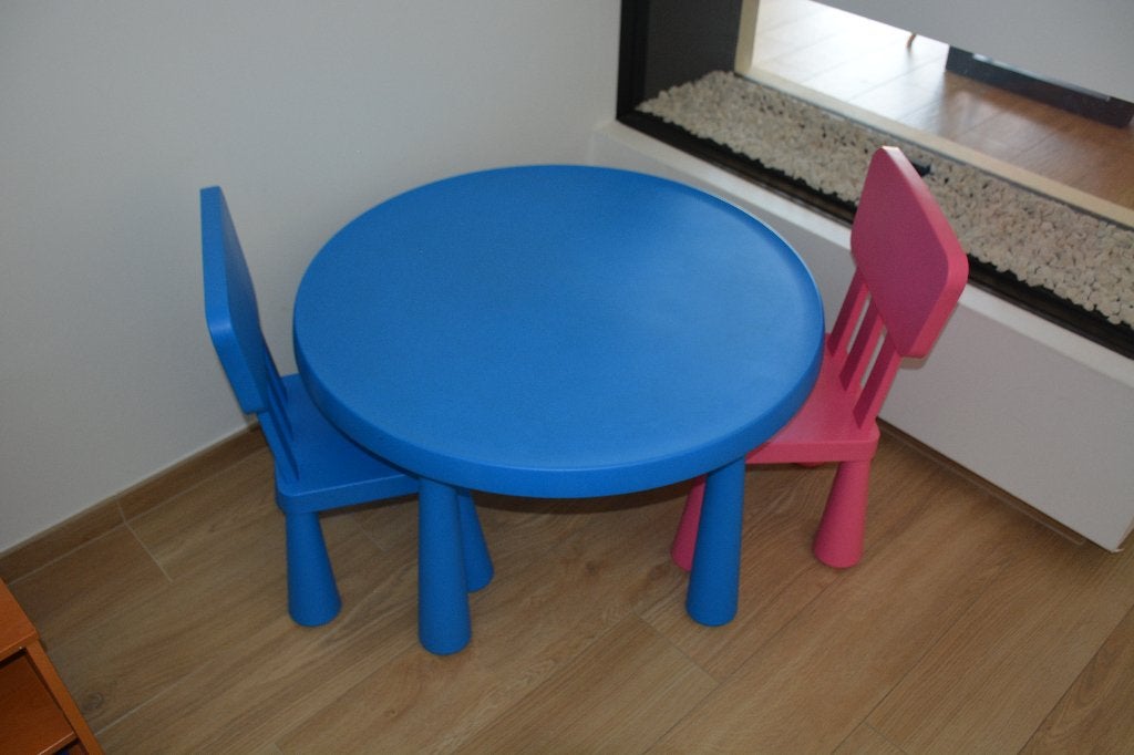 IKEA speeltafel en 2 stoelen, Kinderen en Baby's, Ophalen, Zo goed als nieuw, Stoel(en)