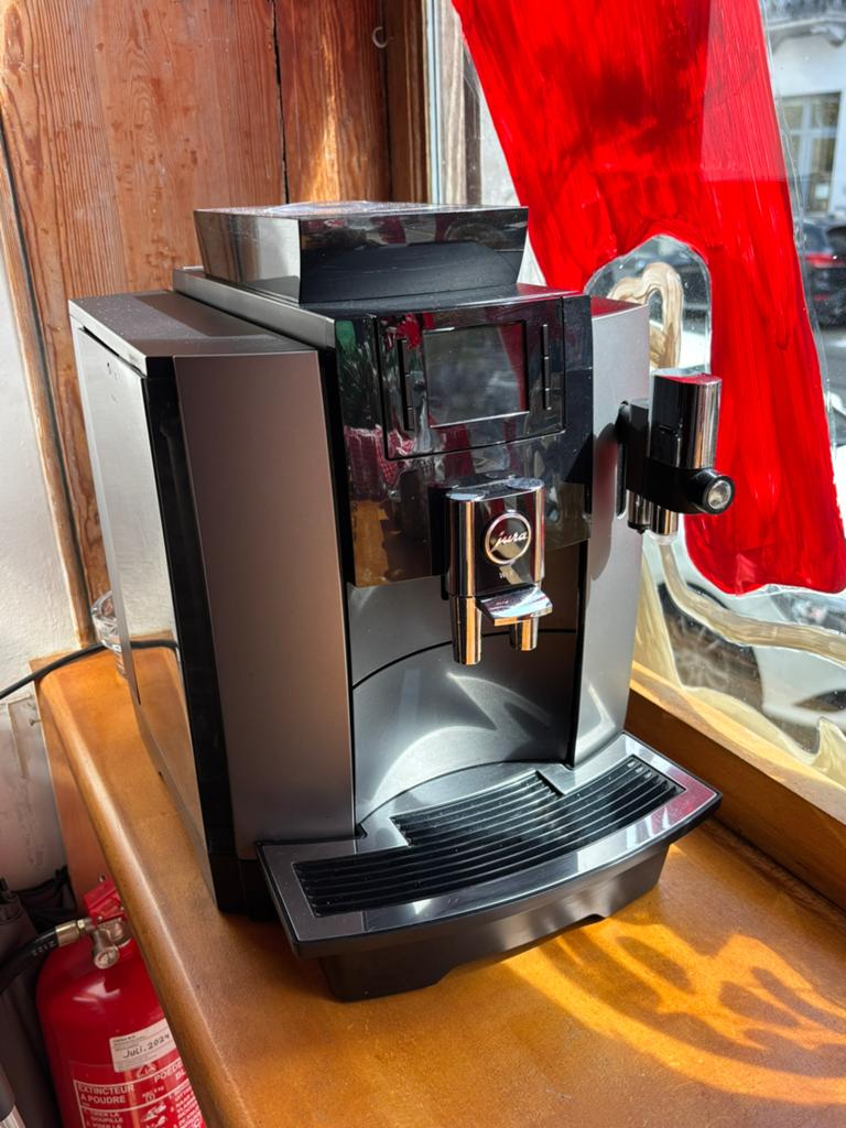 Machine à café - Jura We8, Electroménager, Réservoir d'eau amovible, Café en grains, Combiné, Enlèvement