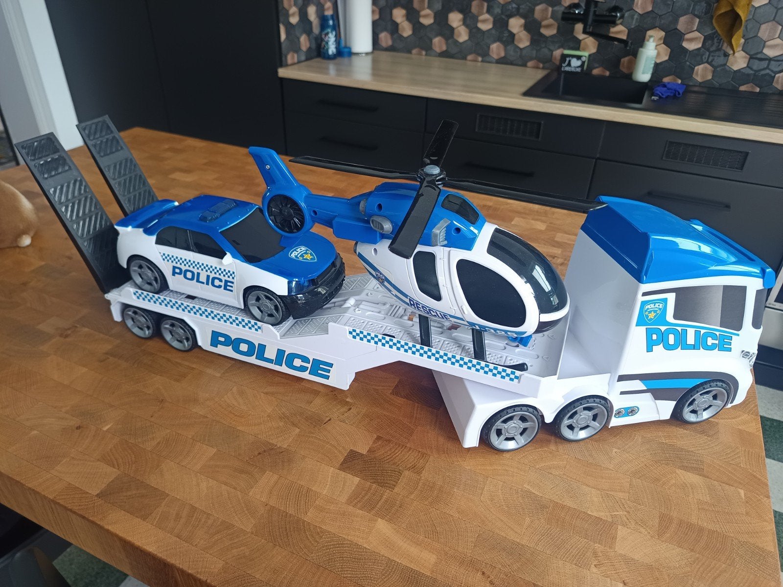 transporteur de voitures de police avec son et lumière., Enlèvement