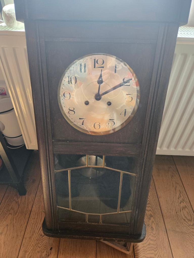 Horloge mural, Enlèvement