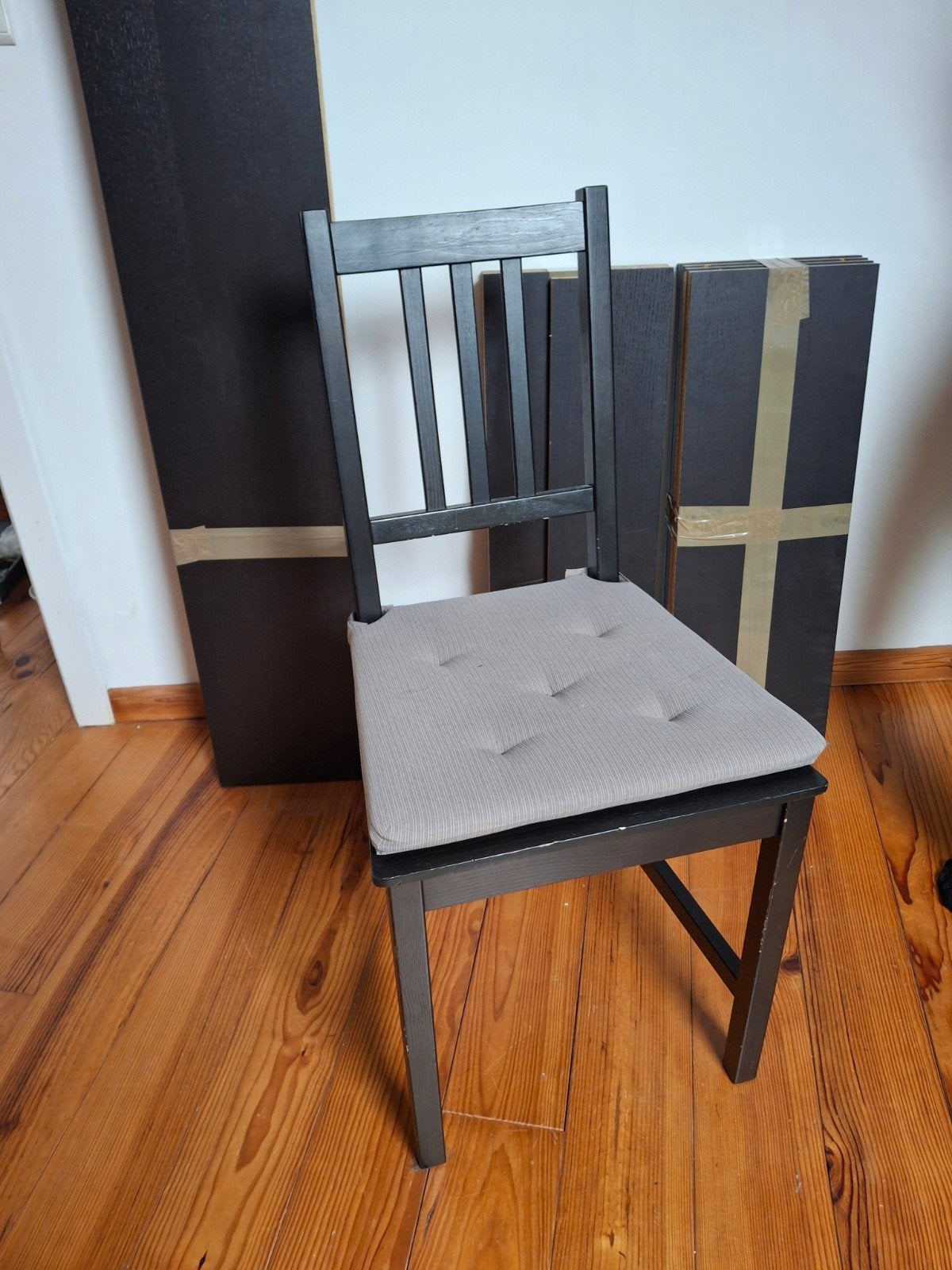 Chaise IKEA noire avec coussin gris – petit prix, Maison & Meubles, Enlèvement, Utilisé, Autres matériaux, Une