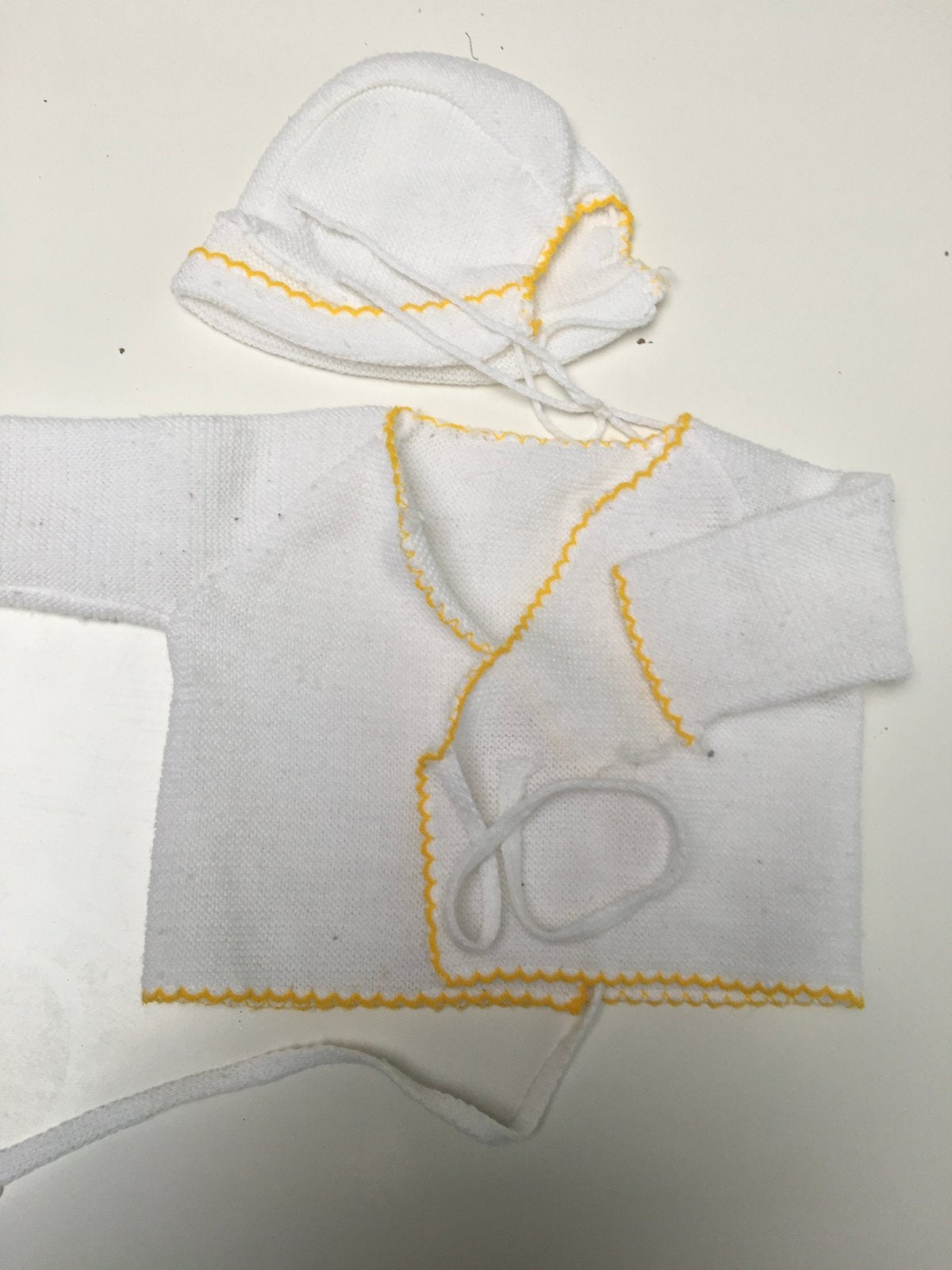 Poppenkleren in gebreide stof: muts en jasje, Ophalen of Verzenden, Gebruikt, Textiel