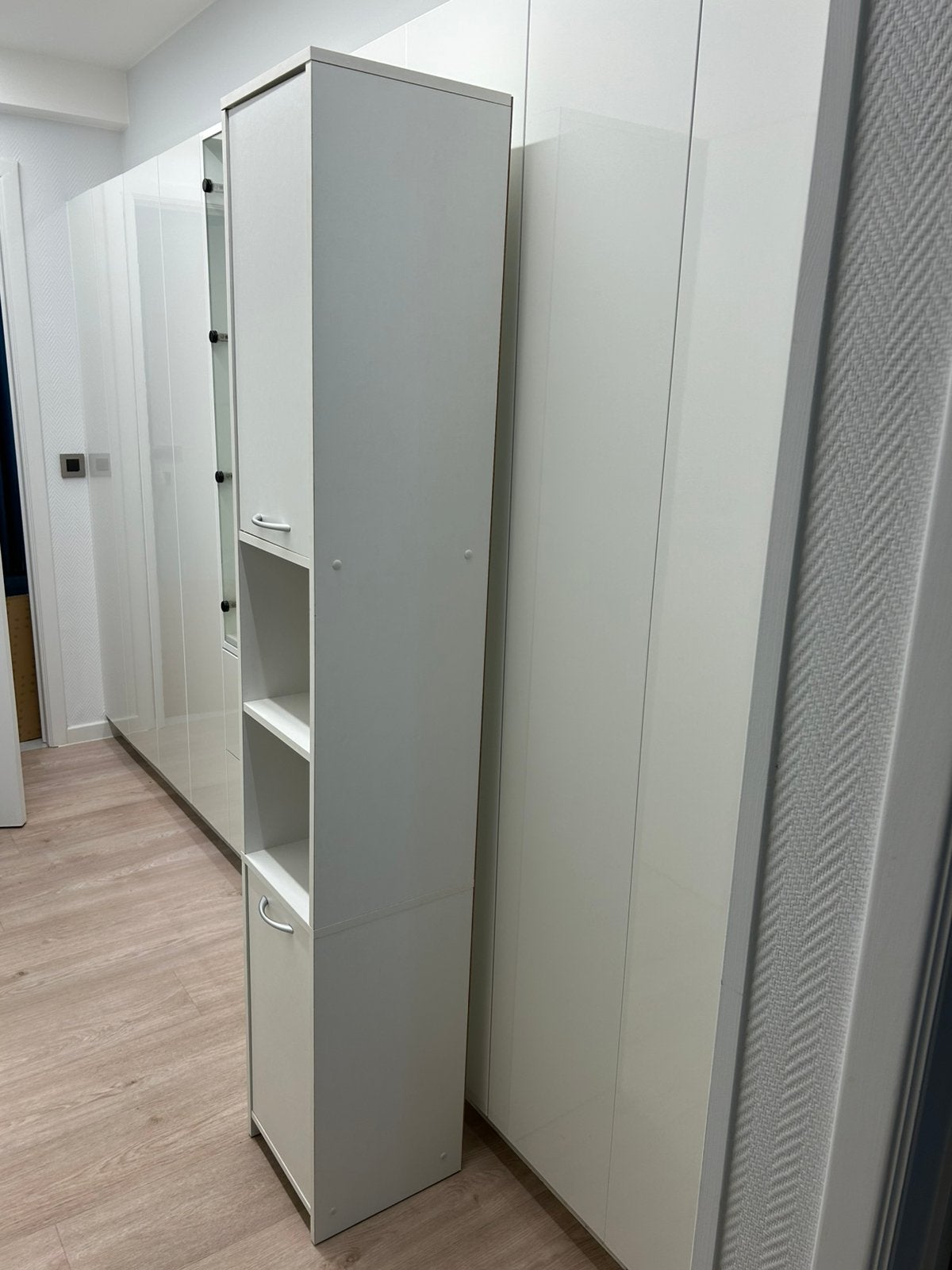 Witte kolomkast 2 deuren + open vakken, Ophalen, Zo goed als nieuw