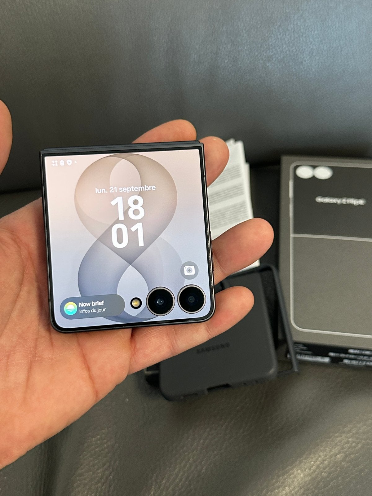 Samsung Galaxy Z Flip 8 Graphite NEUF!! Vd/éch, Neuf, Enlèvement, Sans abonnement, Sans simlock