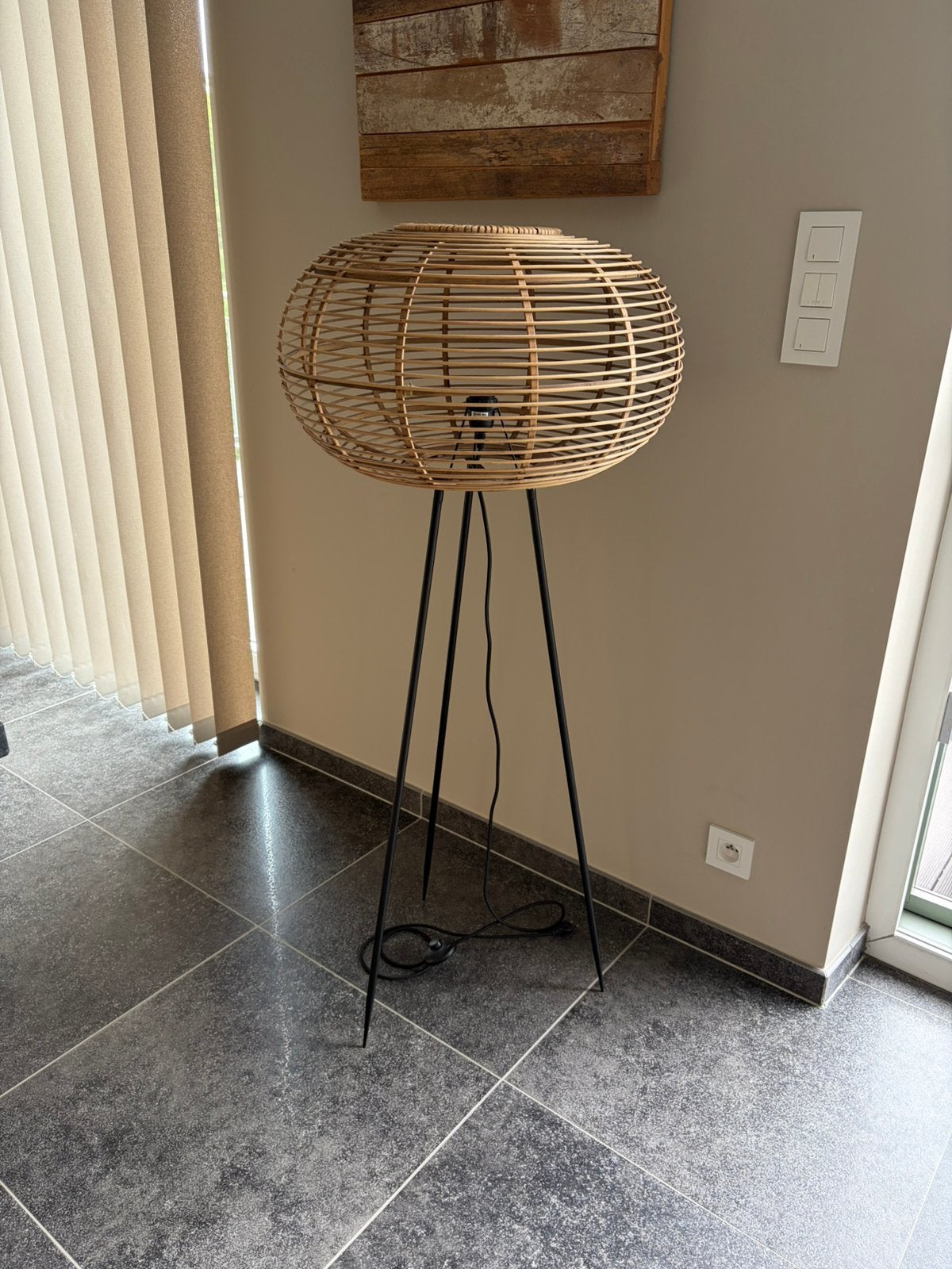 Lampe sur pied en osier avec les pieds en métal noir, Enlèvement, Comme neuf, Autres matériaux, 100 à 150 cm