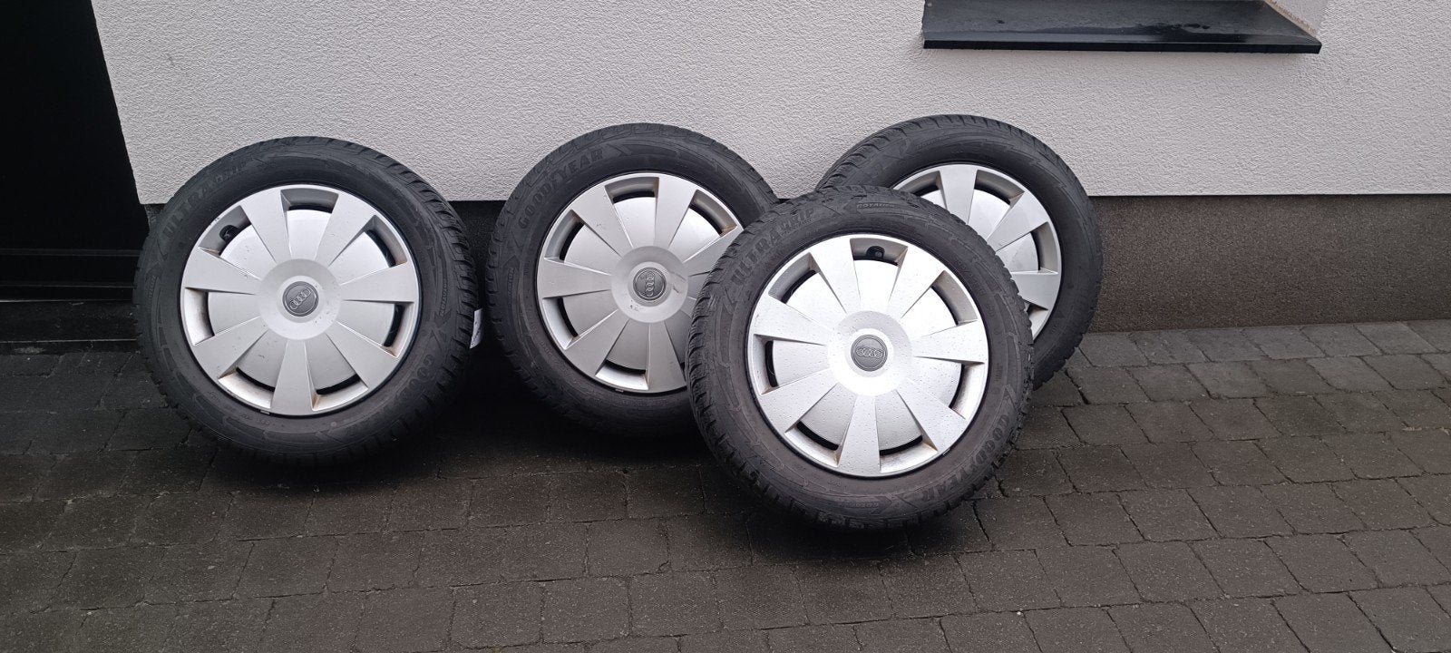 Originale set Audi winterbanden met stalen velgen en wieldop, Ophalen