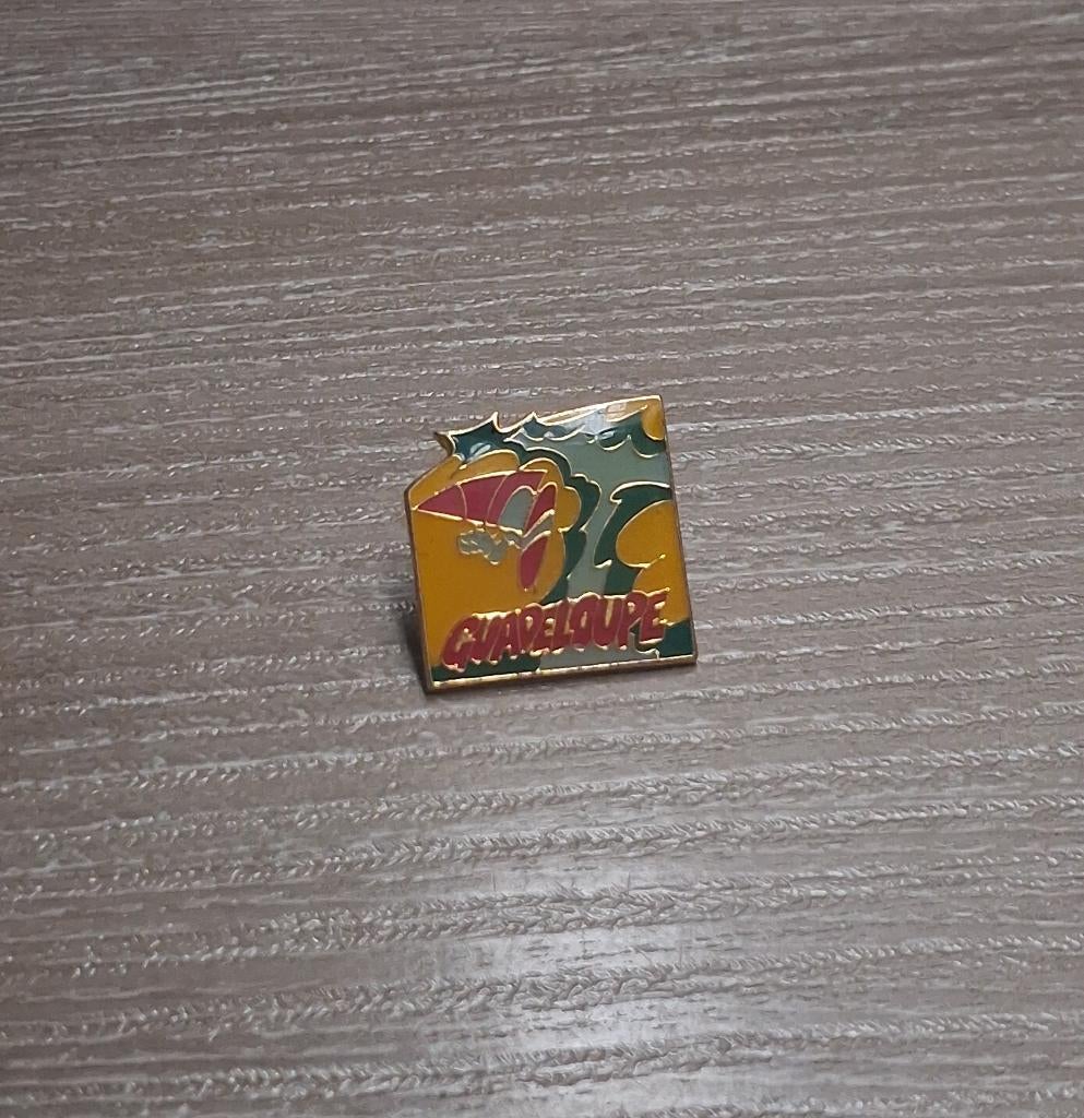 PIN - GUADELOUPE, Envoi, Utilisé, Ville ou Campagne, Insigne ou Pin's