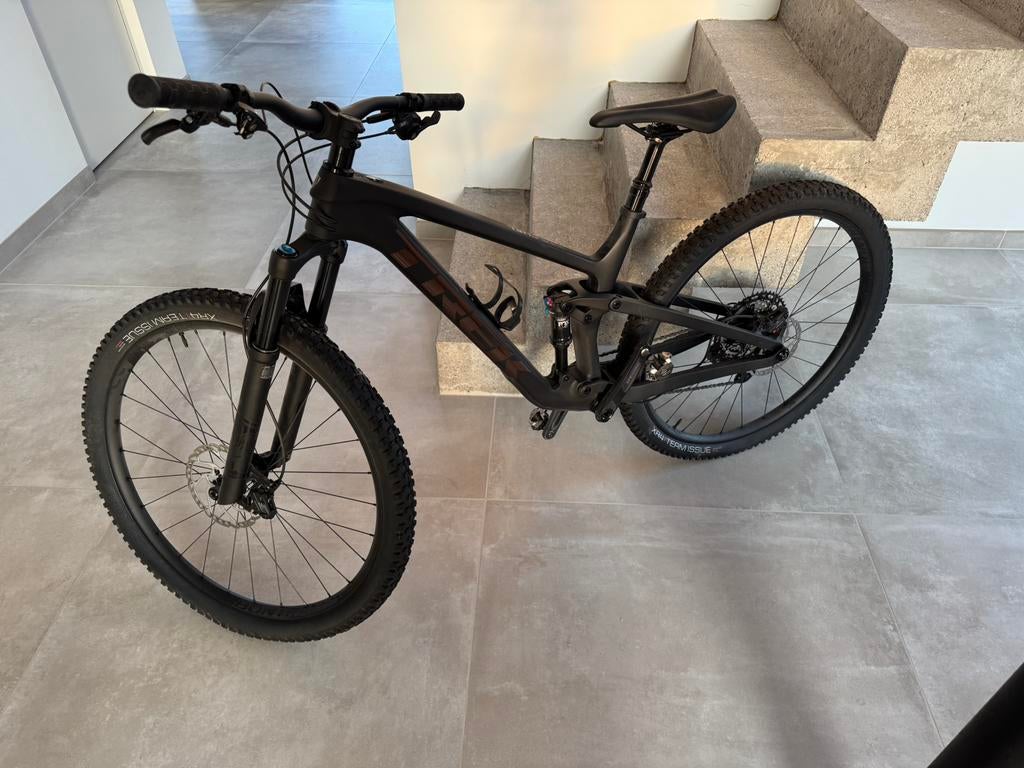 VTT Tout-Suspendu Trek Top Fuel 9.7 Noir Mat 2023, Fietsen en Brommers, Ophalen, Heren, Zo goed als nieuw, Schijfrem