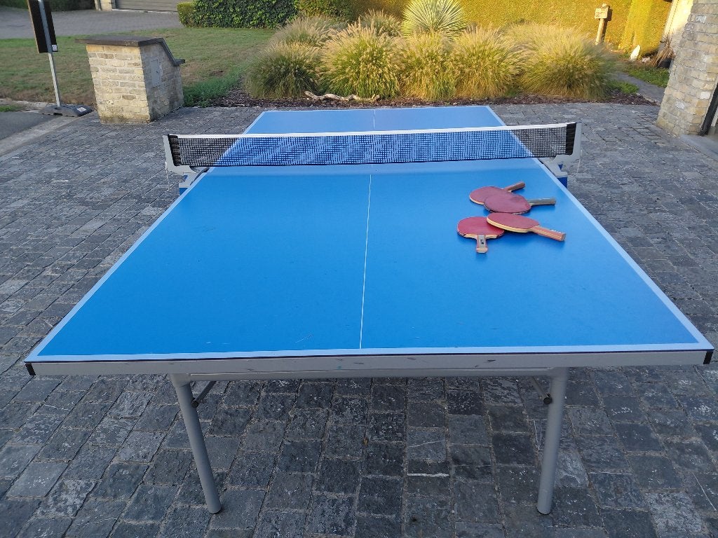 Tafeltennis outdoor inclusief 4 bats, Sports & Fitness, Enlèvement, Utilisé, Table d'extérieur, Pliante