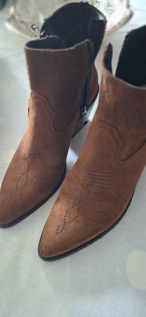 Dames cowboylaarsjes, maat 35, af te halen cash in Mortsel, Kleding | Dames, Ophalen, Bruin, Maya, Lage of Enkellaarzen