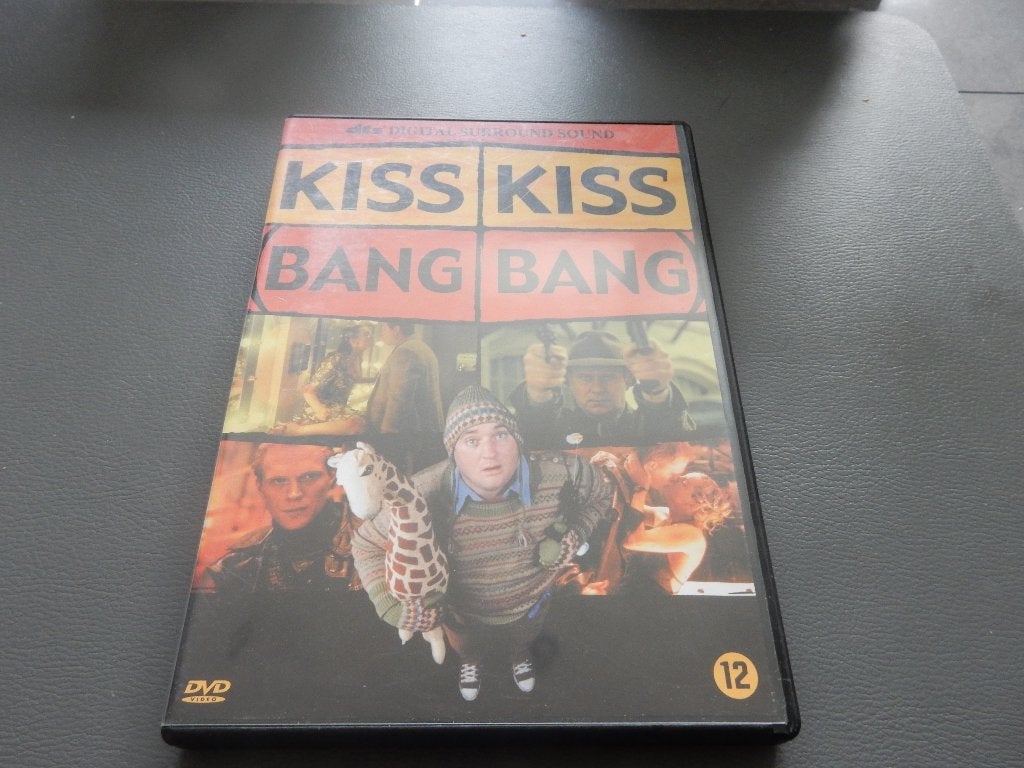 nr.1166 - Dvd: kiss kiss (bang bang) - komedie, CD & DVD, DVD | Comédie, Comédie d'action, Enlèvement ou Envoi, Anglais, Néerlandais