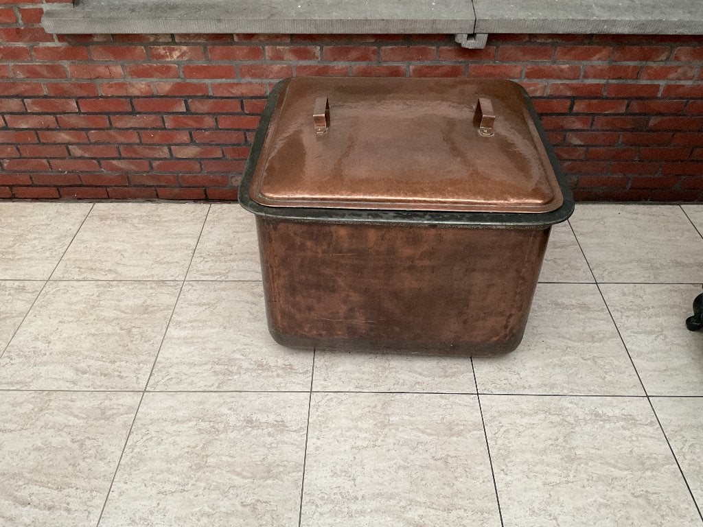 Koperen bak ,dient als hout bak naast kachel, Enlèvement, Utilisé