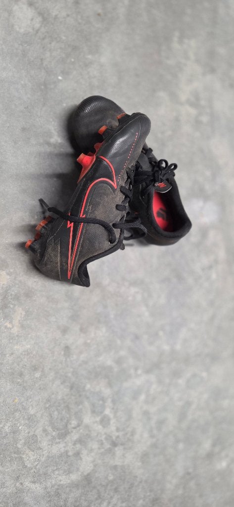 Nike voetbalschoenen zwart-rood – maat 28, Enlèvement, Utilisé