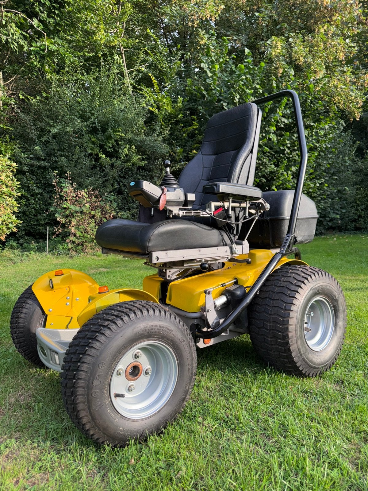 Permobil X850 met dikkebanden geschikt voor alle tranen, Ophalen of Verzenden, Inklapbaar, Zo goed als nieuw, Elektrische rolstoel