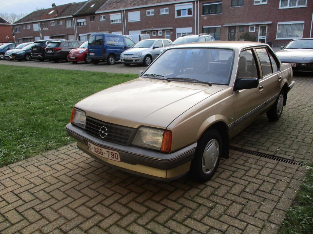 Ascona C Sedan 16S, Auto's, Voorwielaandrijving, 4 deurs, Stof, Overige kleuren