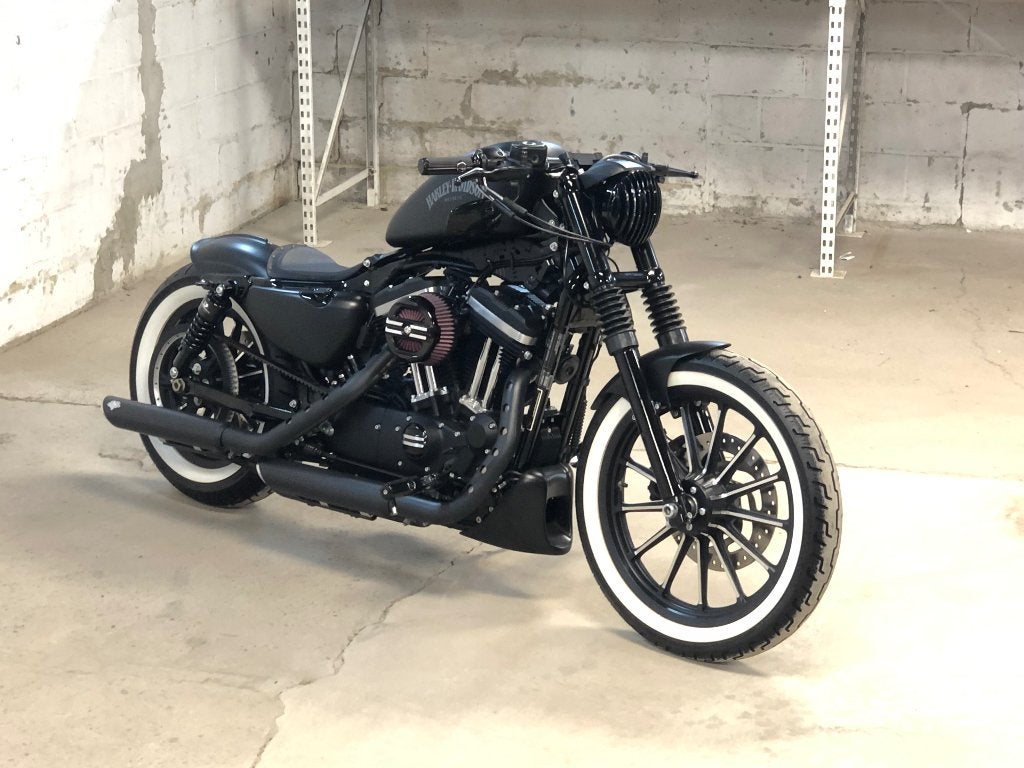 Harley Iron 883 Bobber Custom full zwart 1500 km, Motoren, 2 cilinders, Nieuw, Sportuitlaat, 883 cc