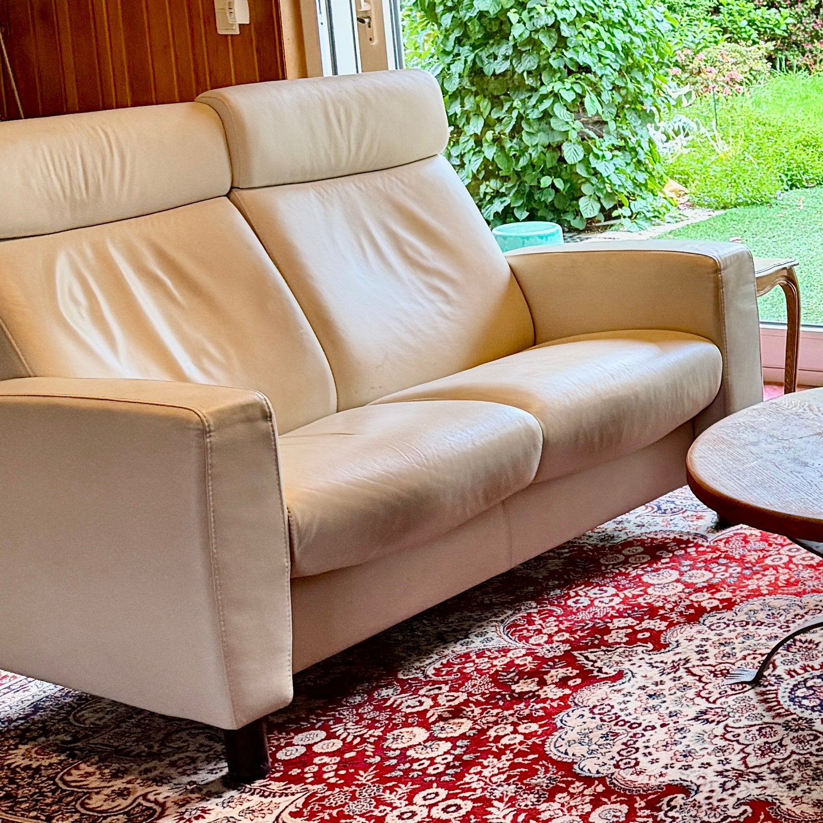 Stressless zitbank 2persoons. Leder. Wit. Poot hout., Huis en Inrichting, Zetels | Zetels, Gebruikt, Rechte bank, Tweepersoons