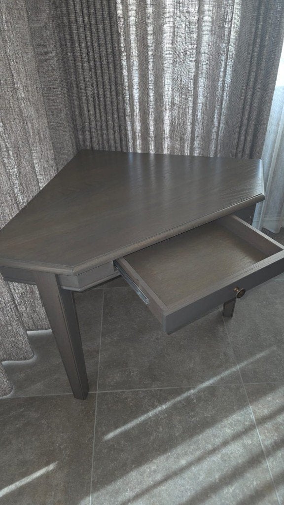 Table d'angle avec tiroir, Maison & Meubles, Tables | Tables d'appoint, Comme neuf, Enlèvement, 75 cm ou plus, Autres formes