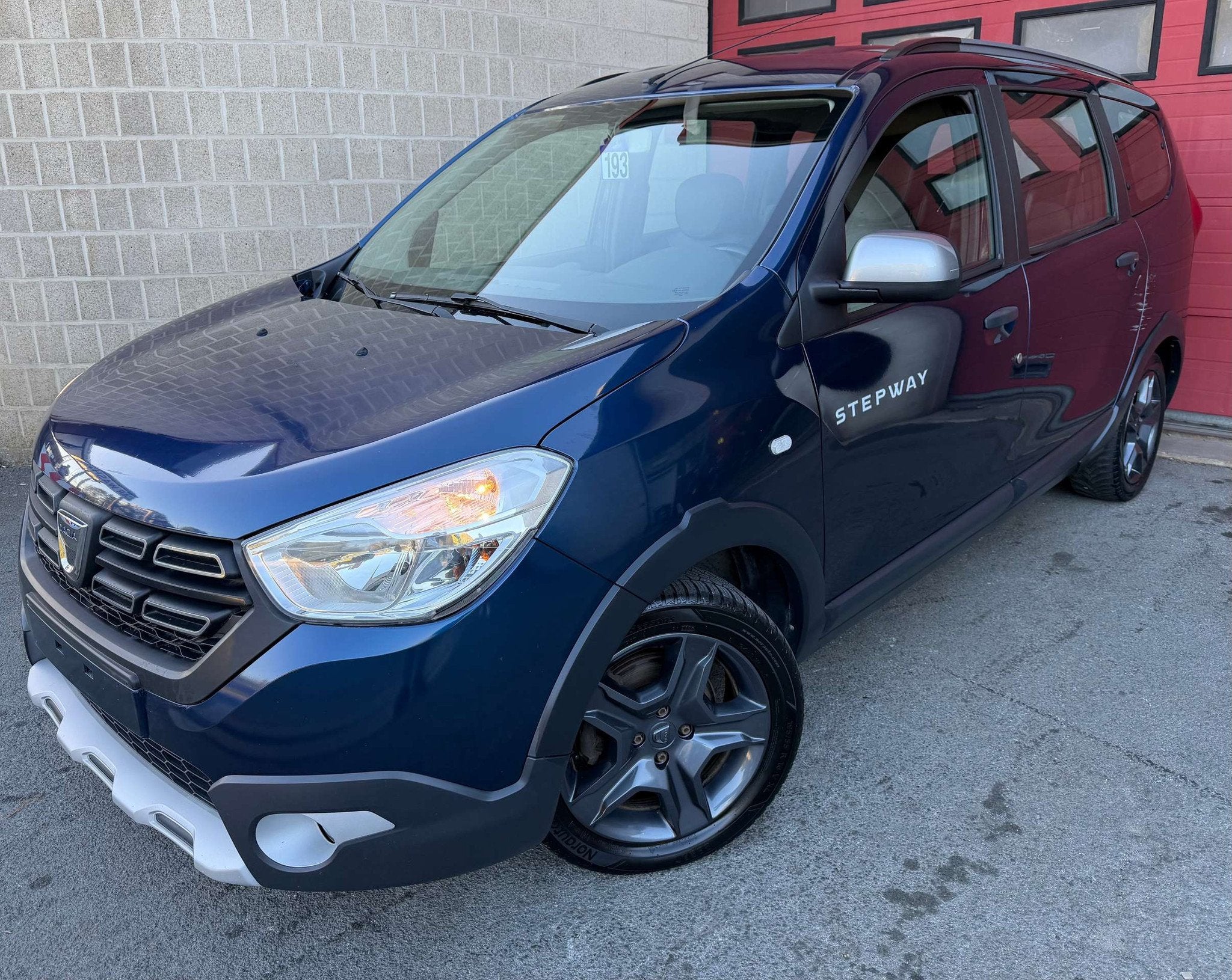 Dacia Lodgy Stepway 1.2 TCe Explorer+ 7 PL +CLIM +CAMÉRA +N, Auto's, Gebruikt, Euro 6, 4 cilinders, Skiluik