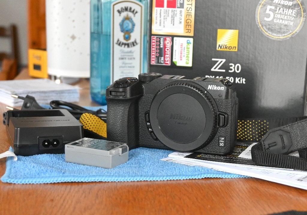 nikon z30, Enlèvement ou Envoi, Chargeur, Comme neuf, Appareil photo hybride
