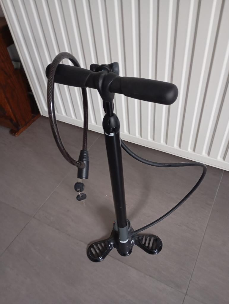 Pompe vélo et cadenas, Enlèvement, Comme neuf