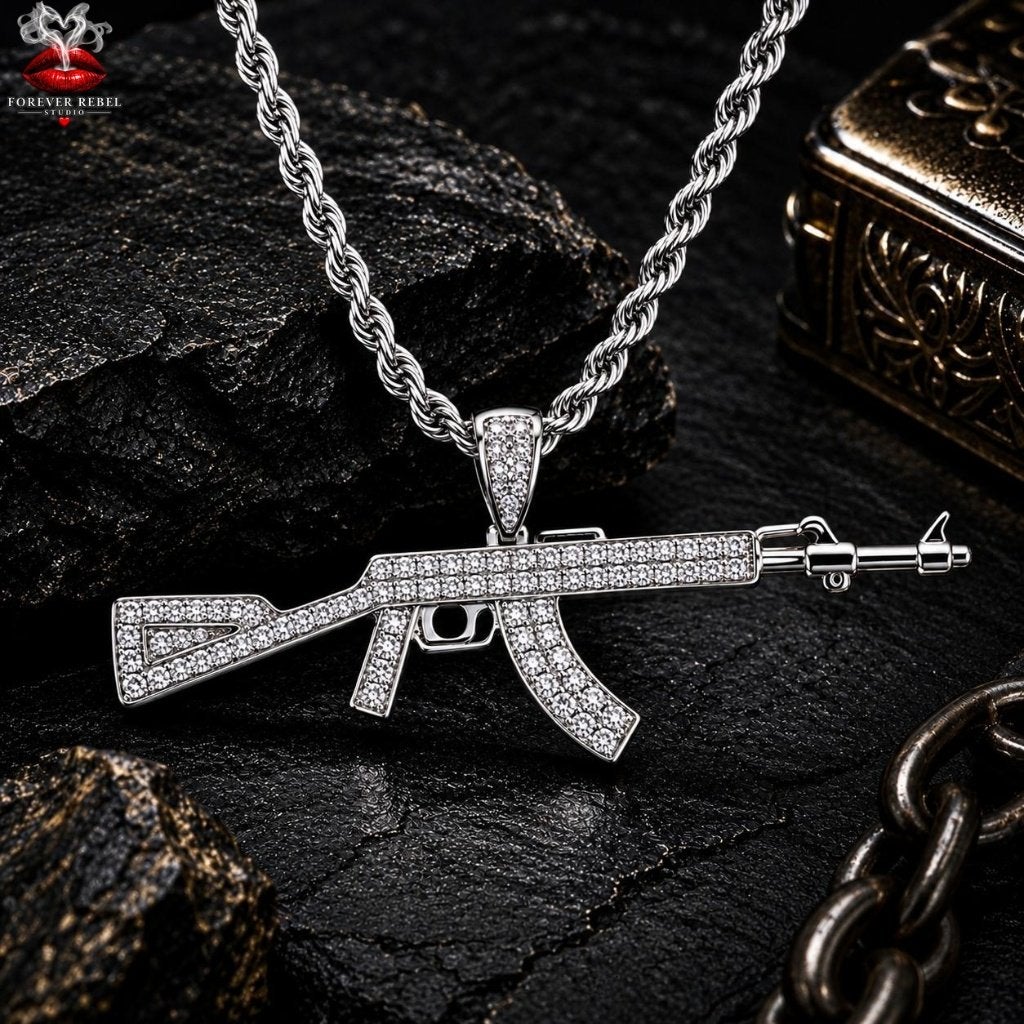 Frozen Arsenal AK-47 hanger - 84 Moissanites - 925 Zilver, Bijoux, Sacs & Beauté, Neuf, Autres représentations, Avec pierre précieuse