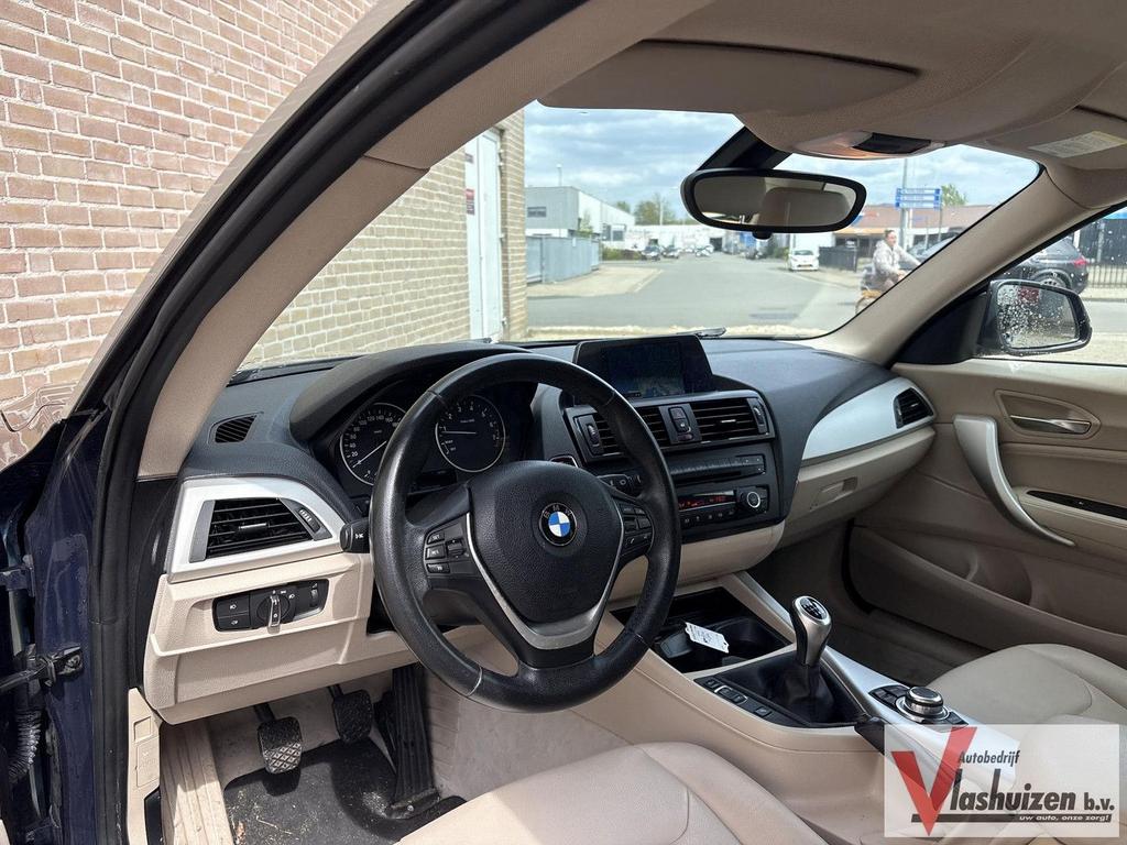 BMW 114 1-serie 114i EDE Business+ | Leder | Climate | Navi, Auto's, 1 Reeks, Blauw, 124 g/km, Cruise Control