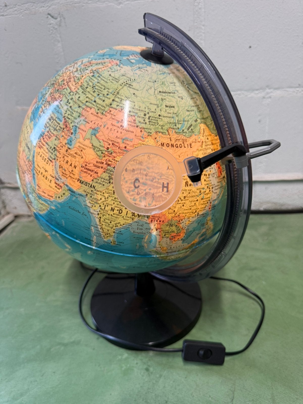 Wereldbol met vergrootglas en lamp, Huis en Inrichting, Ophalen, Vergrootglas, Zo goed als nieuw