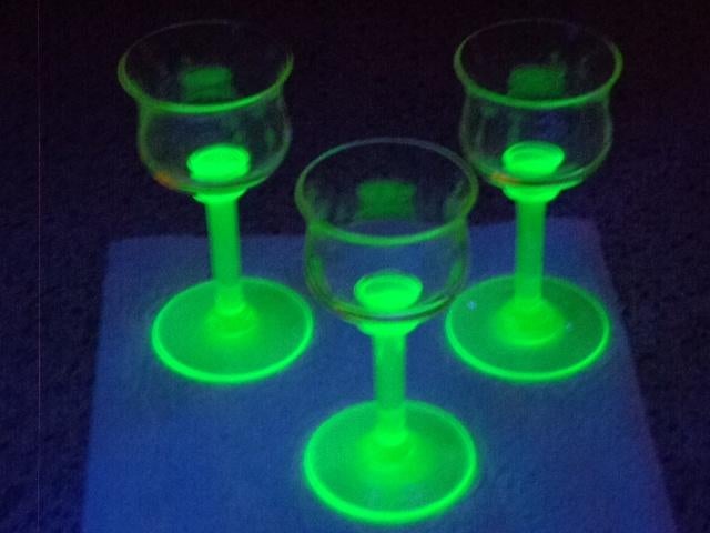 Uranium Glas Glazen op Voet  ( 3 Stuks ), Enlèvement ou Envoi