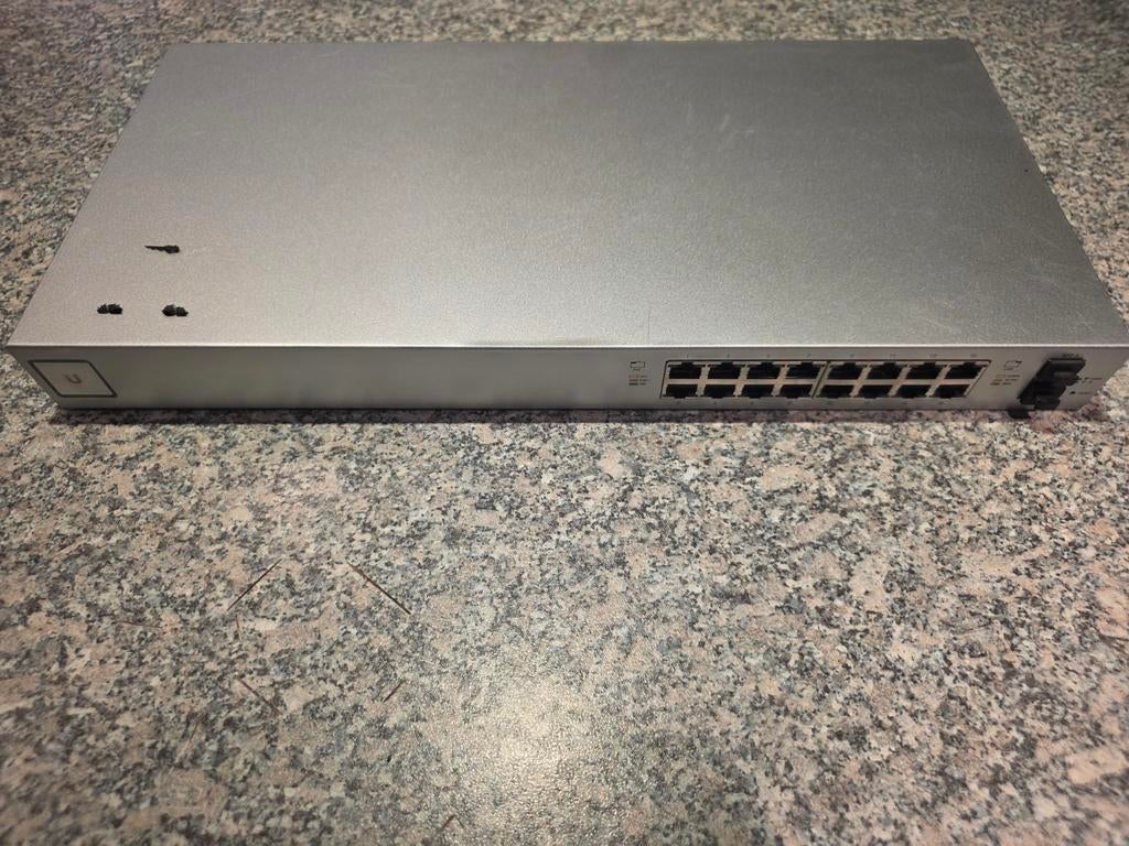 unifi 16 poort switch POE 150W, Computers en Software, Ophalen of Verzenden, Gebruikt