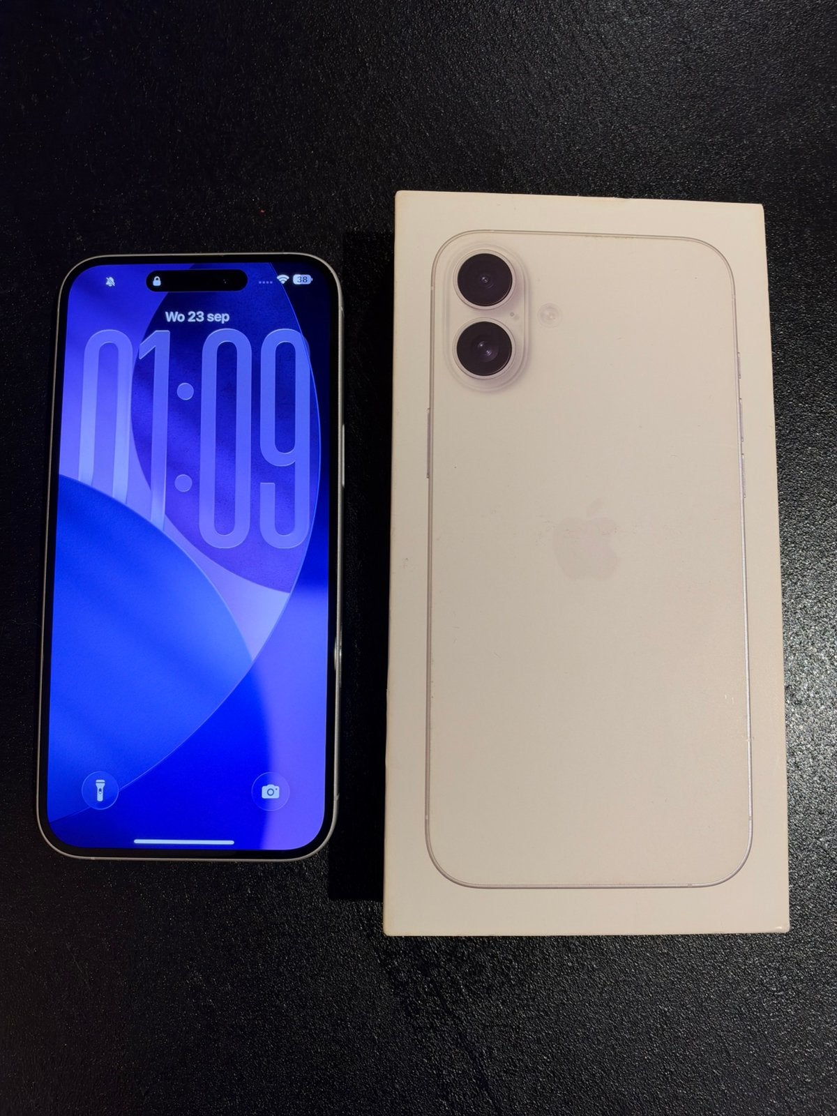 iPhone 16 Plus 128 Go — blanc, Avec simlock (verrouillage SIM), 128 GB, IPhone 16, Comme neuf