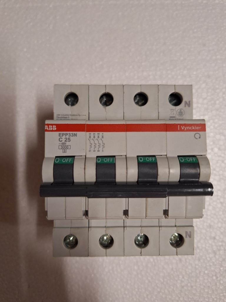 ABB - automaat - 4P - 25A - 3kA - curve C

(5stuks) NIEUW, Enlèvement ou Envoi