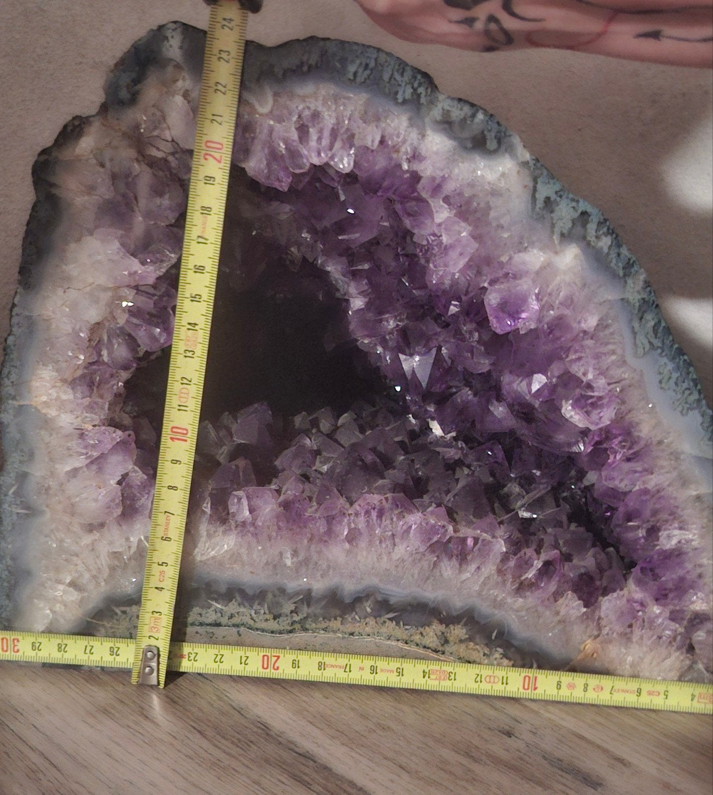 Dit is een natuurlijke amethistgeode met dieppaarse kristall, Collections, Minéraux & Fossiles, Enlèvement