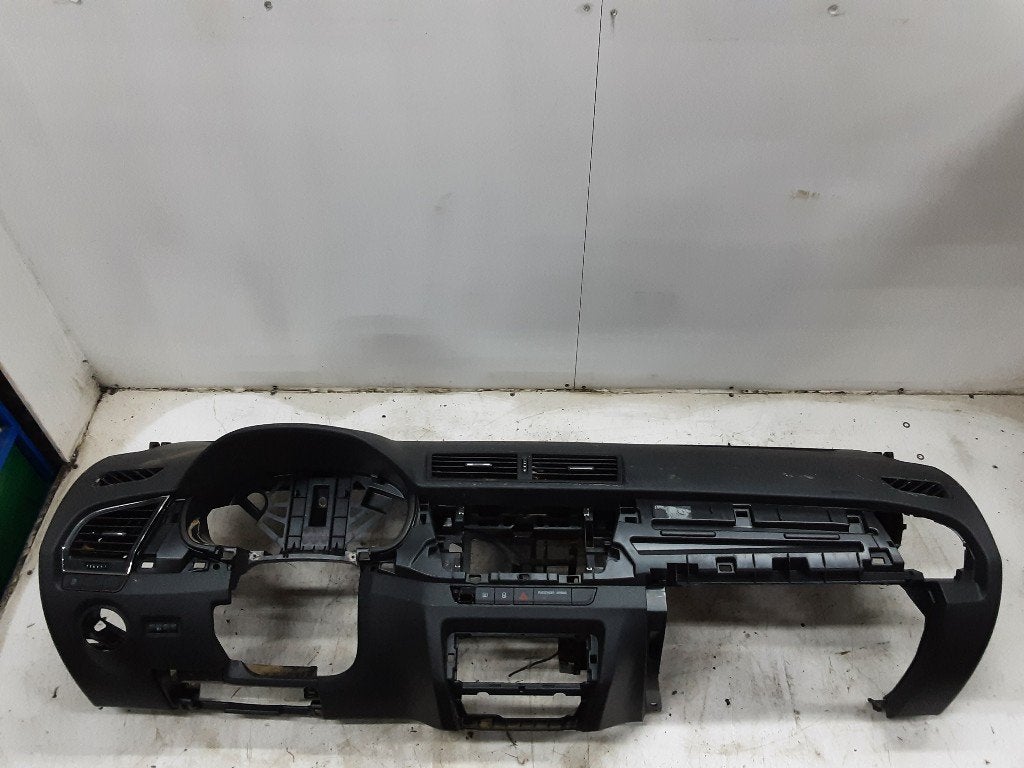 DASHBOARD Skoda Fabia III Combi (NJ5) (01-2014/12-2022), Gebruikt, Info@skoda-auto.de, Skoda, Max-Planck-Straße  3-5
64331  Weiterstadt, DE