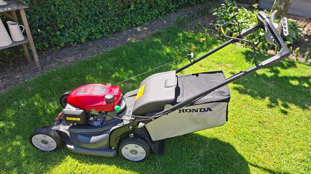 Honda hrx 537 vario select drive uit 2022., Tuin en Terras, Ophalen, Cirkelmaaier, Zo goed als nieuw, Benzine-grasmaaier