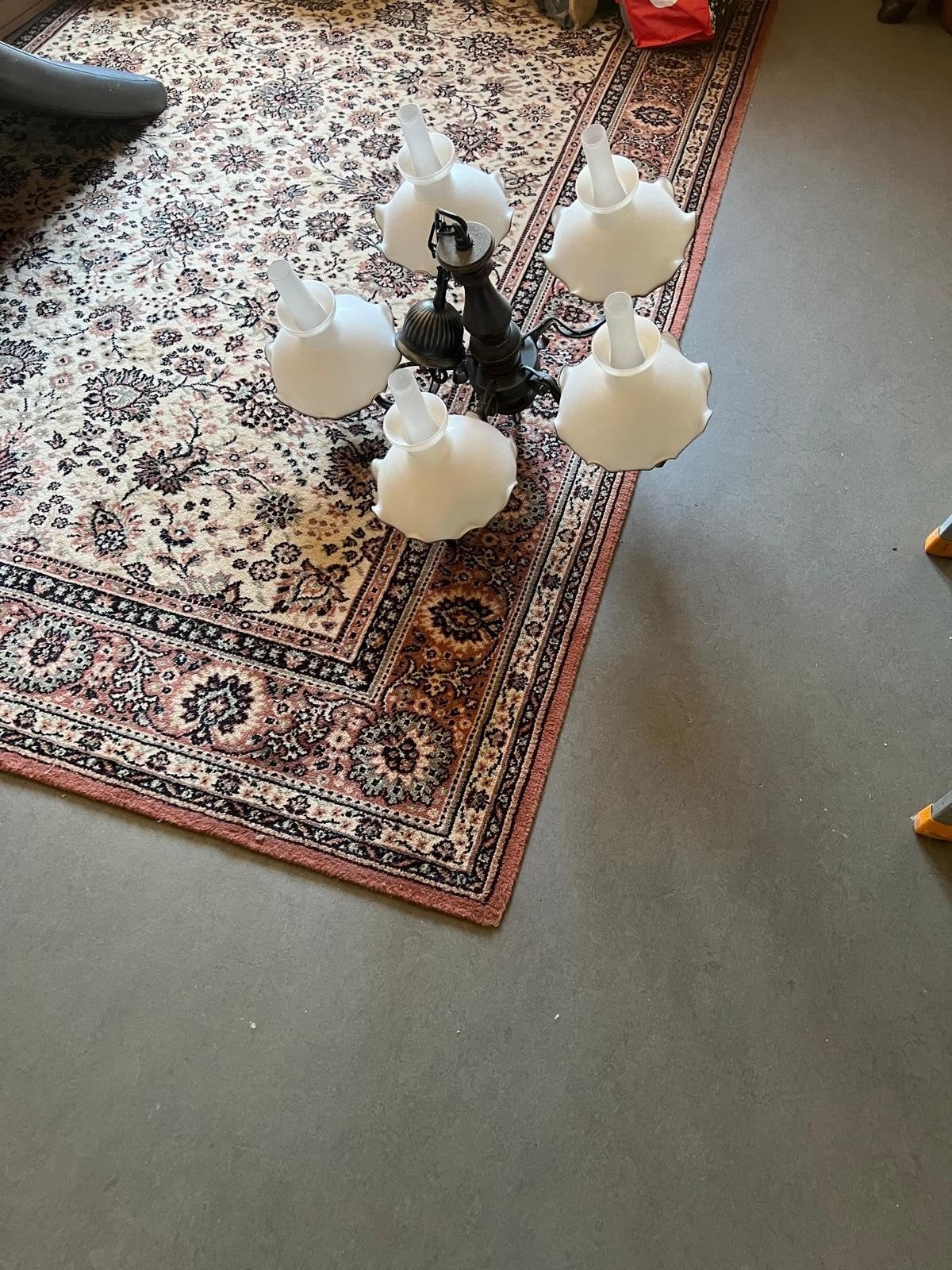 Luster met witte kapjes, Enlèvement