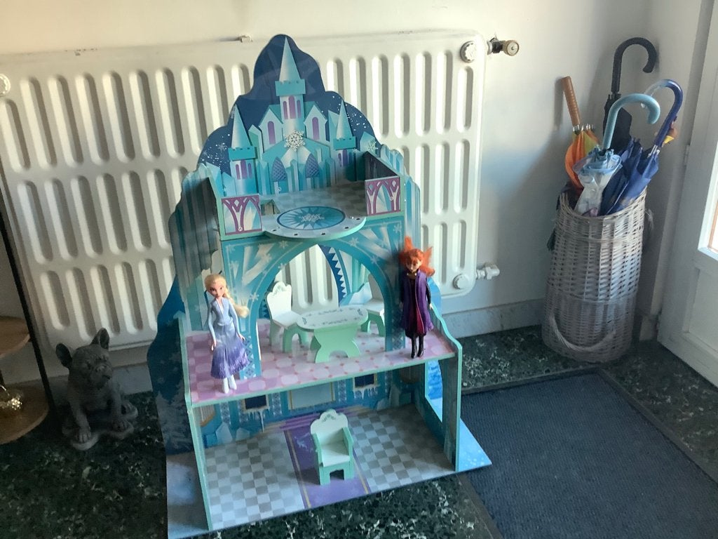 Disney Frozen kasteel met characters (105x79 cm), Ophalen of Verzenden, Gebruikt, Poppenhuis