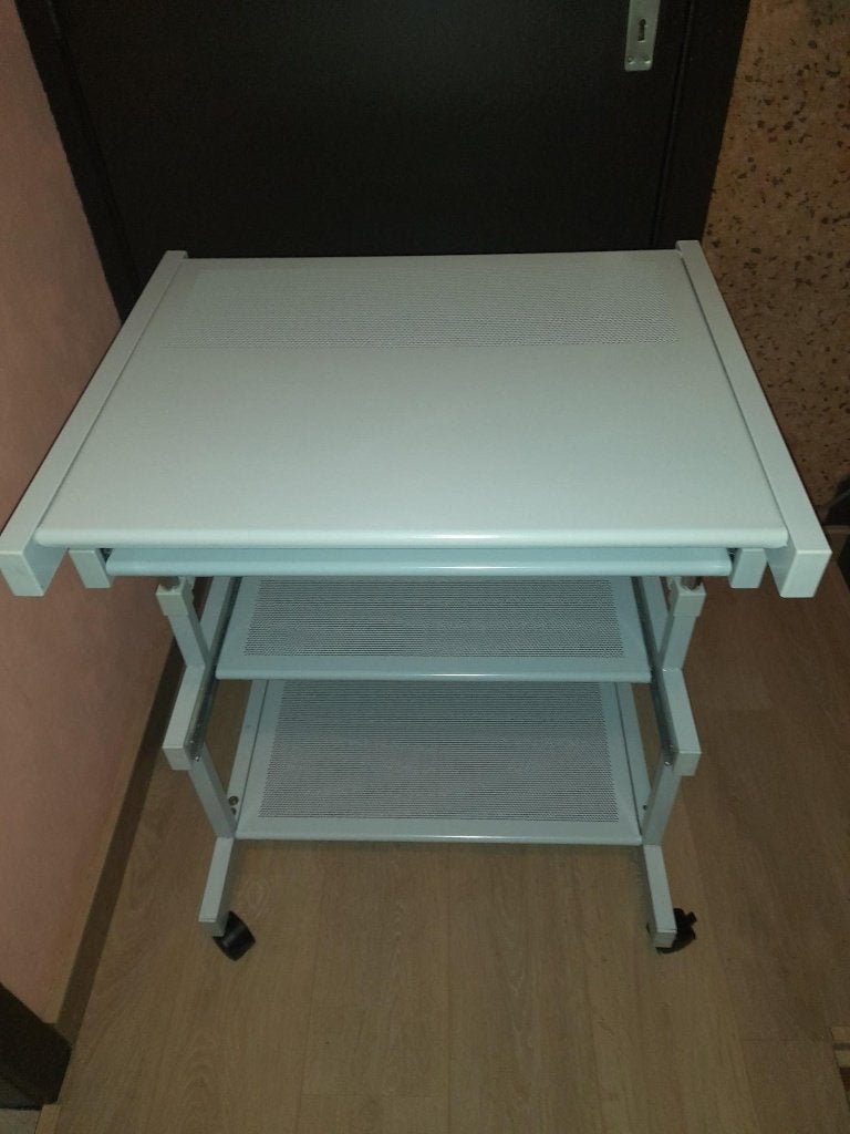 Lichtgrijze metalen computertafel/bureau – zo goed als nieuw, Maison & Meubles, Réglable en hauteur, Autres marques, Bureau d'ordinateur
