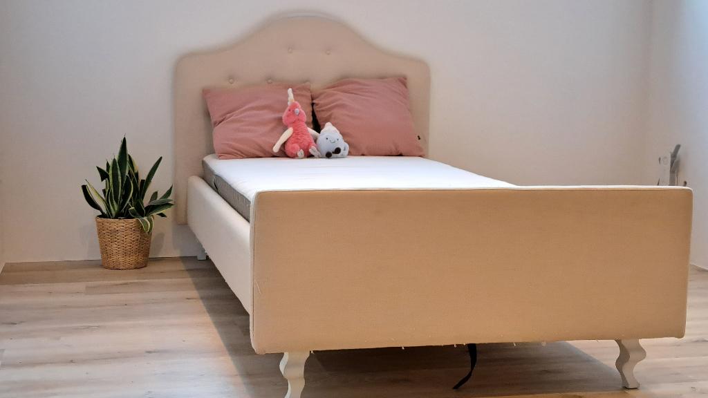 Stoffen bed, Huis en Inrichting, Slaapkamer | Bedden, Gebruikt, Eenpersoons, 90 cm, 200 cm, Stof, Beige, Ophalen