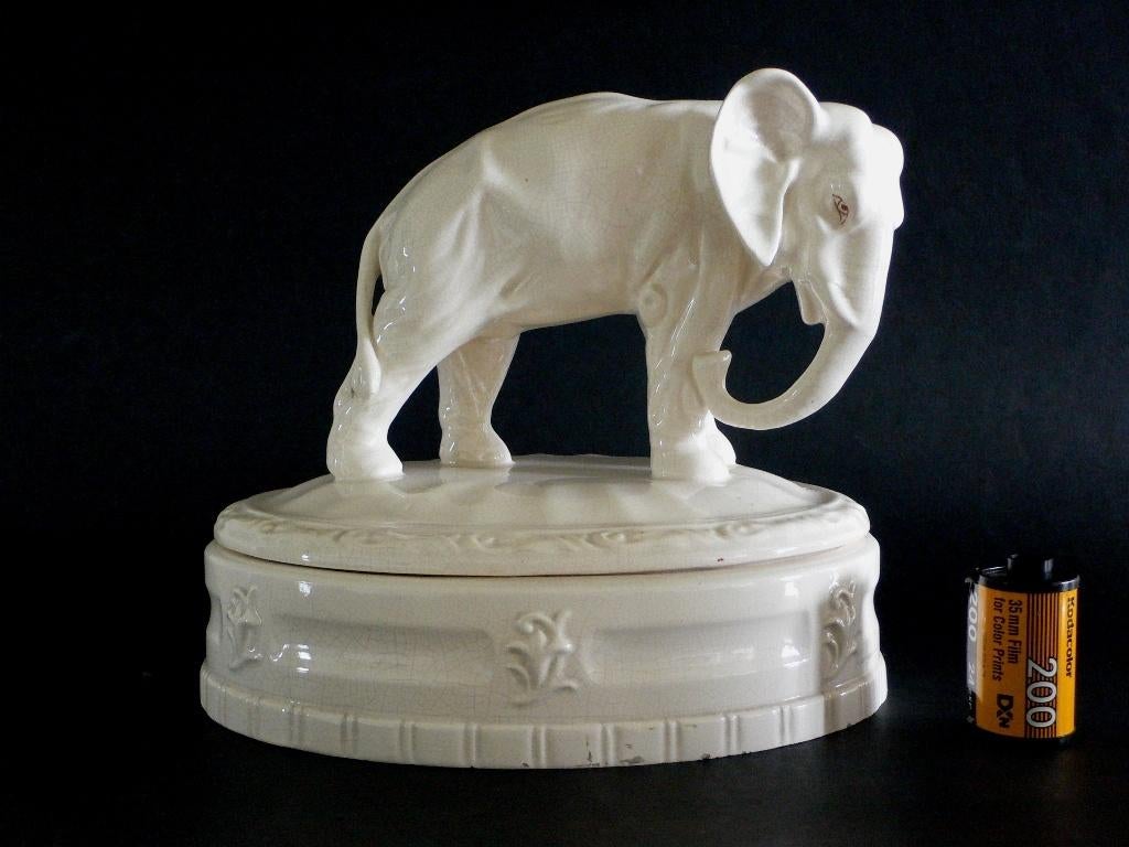 Période Art Déco. Boîte à éléphants, bonbonnière, Enlèvement ou Envoi