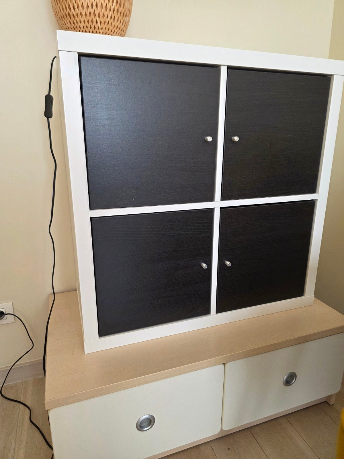 Étagère ikea kallax posée sur meuble 2 tiroirs, Enlèvement, Avec porte(s)