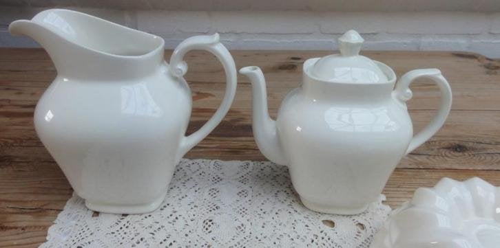 Bij elkaar passende roomwitte theepot en schenkkan, Huis en Inrichting, Keuken | Servies, Gebruikt, -, -, Ophalen of Verzenden