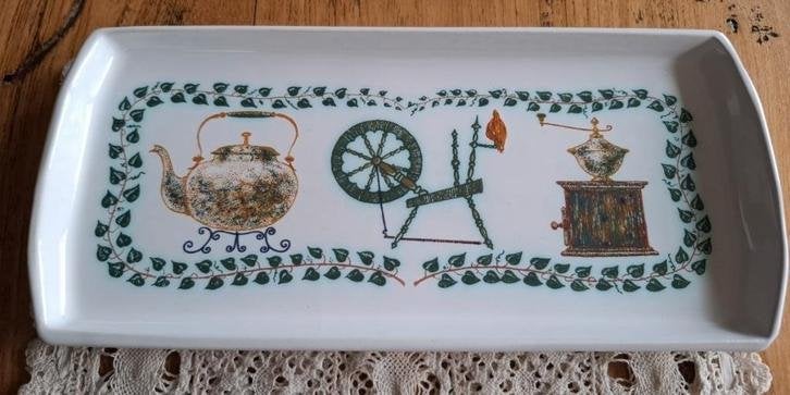 Cakeschaal met koperen ketel, spinnewiel & koffiemolen, Ophalen of Verzenden