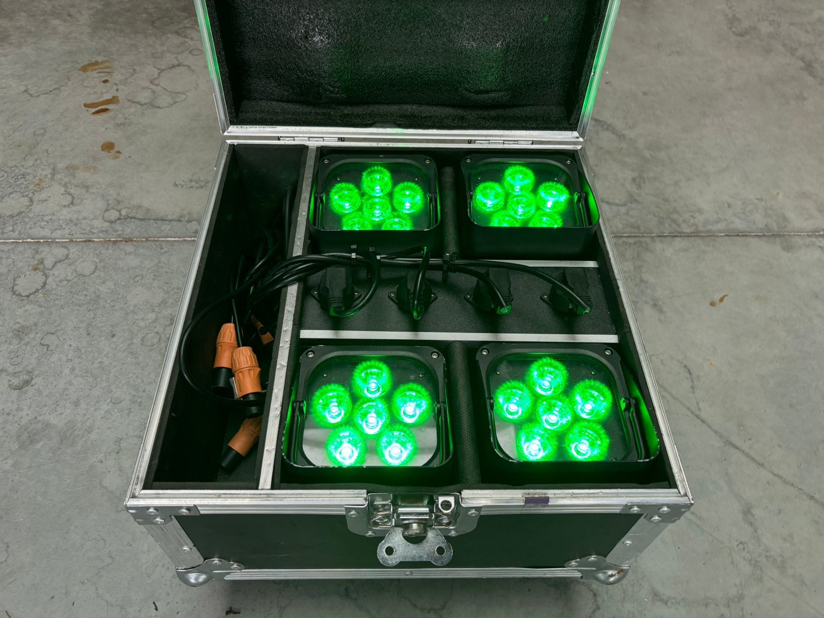 4x LED RGBWA-UV Uplighter op batterij incl Flightcase IP54, Ophalen, Zo goed als nieuw