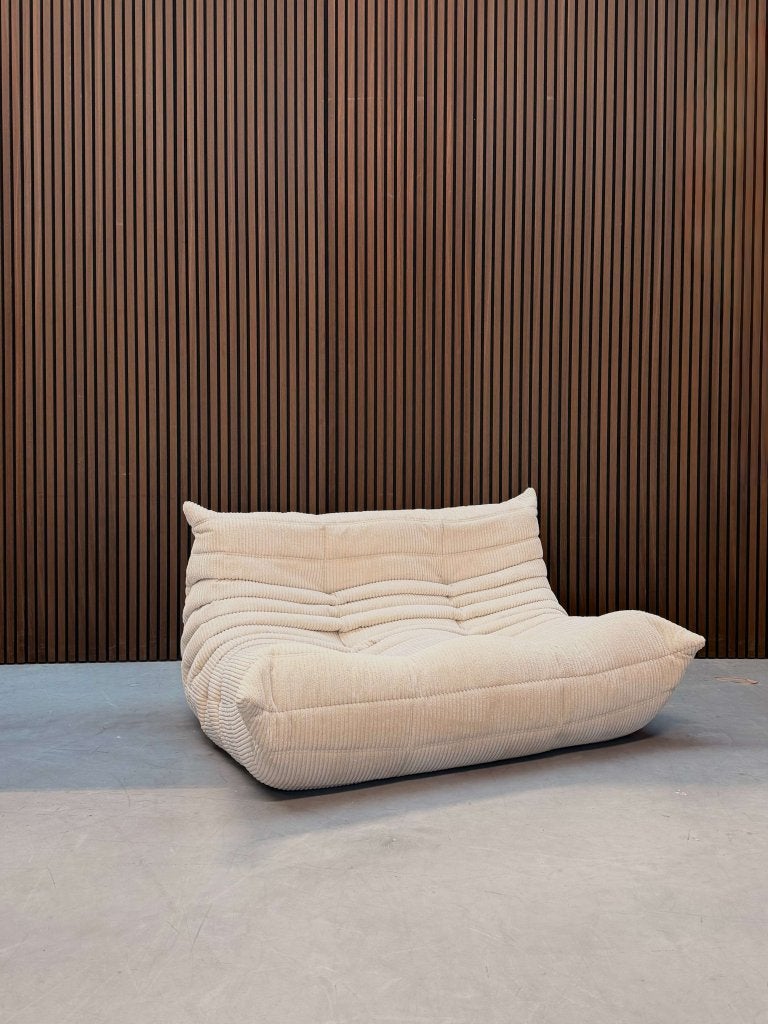 Ligne Roset Togo Small Settee tweezits | Beige Ribcord, Antiek en Kunst, Ophalen of Verzenden