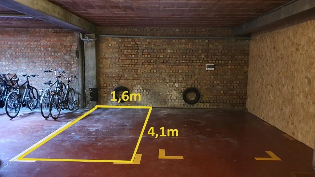 Staanplaats moto TE HUUR in garage te Oostende (Mariakerke), Autos : Divers