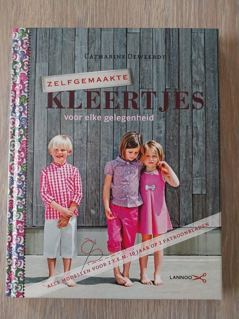 Zelfgemaakte kleertjes 1 + naaipatronen, Livres, Loisirs & Temps libre, Broderie ou Couture, Enlèvement ou Envoi, Comme neuf, Catharine Deweerdt